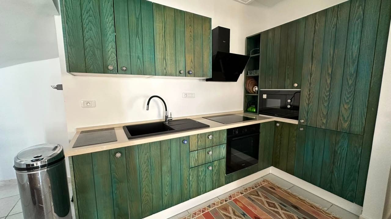 La cuisine équipée aux façades de bois vert