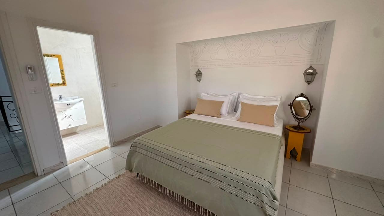 Une suite de Casa Noah, lit double et salle de bain attenante