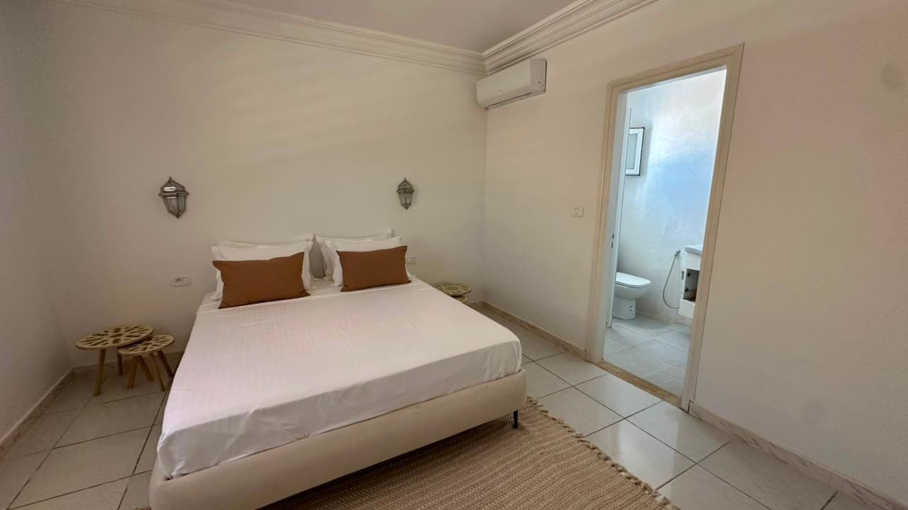 La seconde suite, lit double et salle de bain attenante